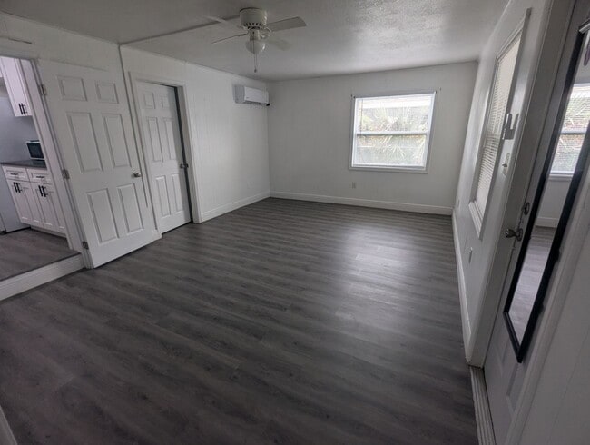 Building Photo - 1513 Akron Dr