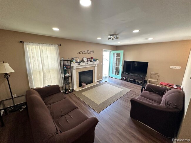 Building Photo - 41729 Broquet Dr