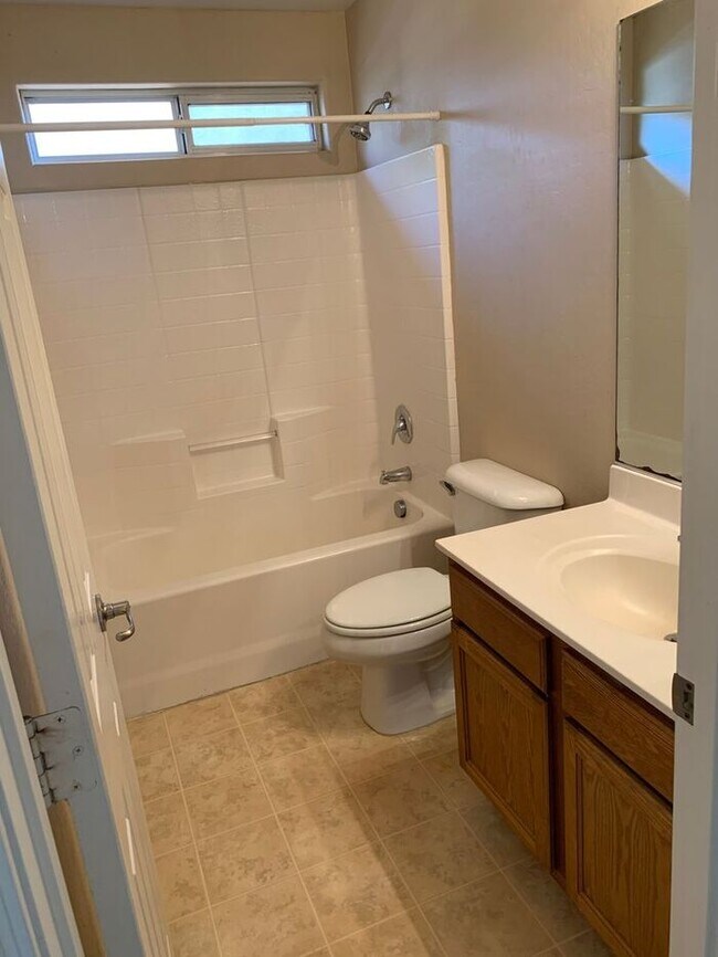 Building Photo - COMING SOON! Bright, Open Floorplan - Close to Freeways