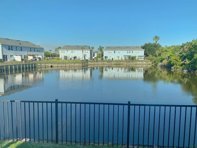 Building Photo - Islander Townhome with water views and garage!