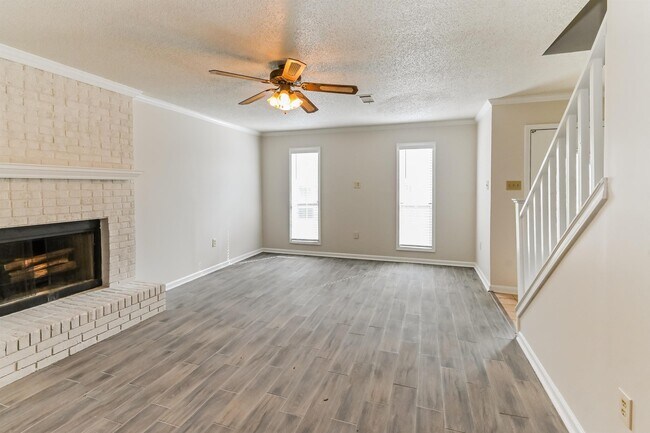 Building Photo - 5819 Garden Ridge Dr