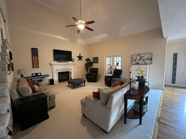 Building Photo - 1320 Club House Dr