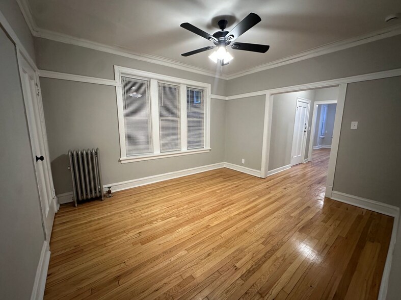 Building Photo - 6422 N Greenview Ave