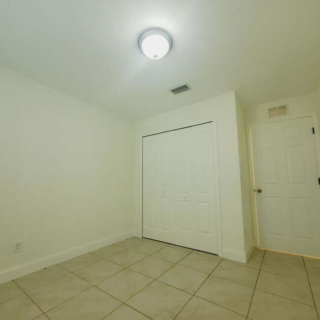 Building Photo - 777/779 Bedford Drive