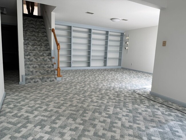 Building Photo - 3 bedroom 2.5 bath house with basement