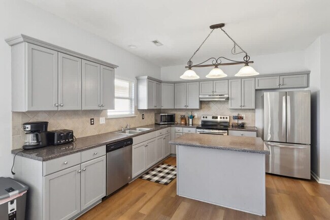 Building Photo - 15881 Elaine Ct