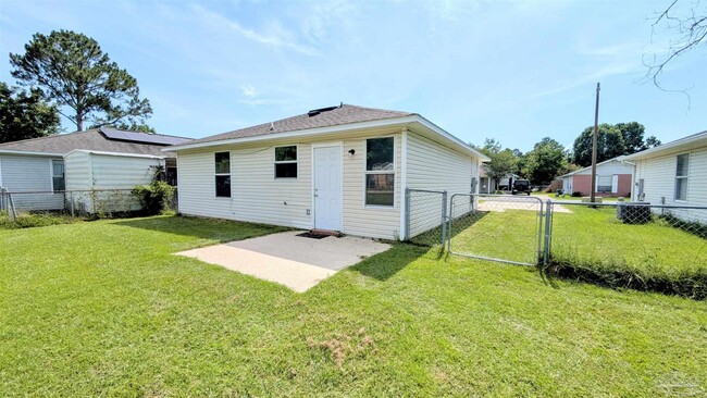 Building Photo - 424 Pine Crescent Way