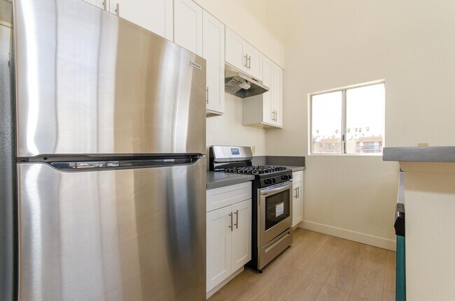 Building Photo - 321 S Berendo St