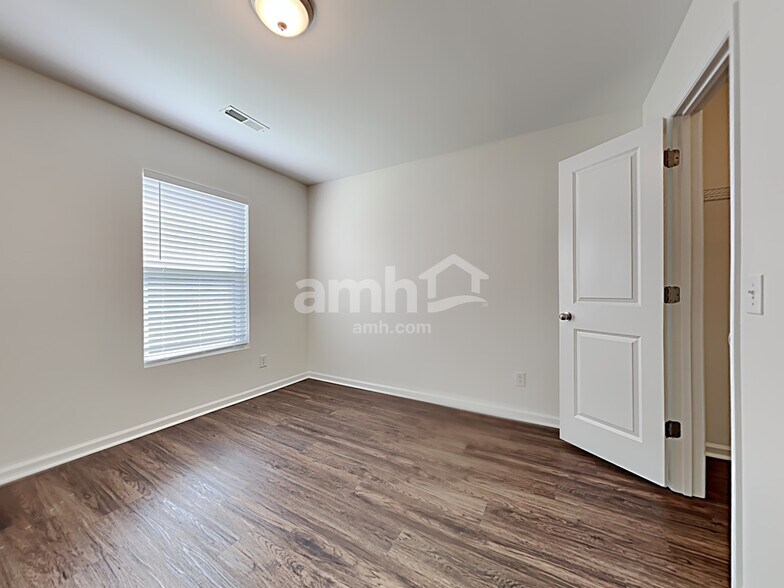 Building Photo - 106 Vango Dr