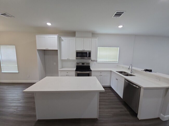 Building Photo - 8235 Locksley Rd
