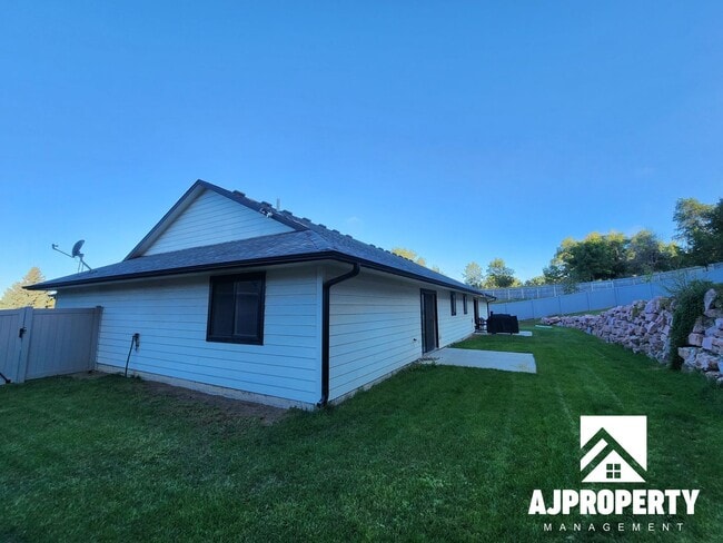 Building Photo - 3-bedroom 2-bathroom townhome