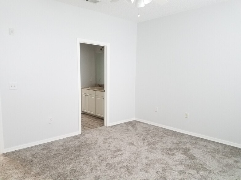 Building Photo - 5692 Bentgrass Dr