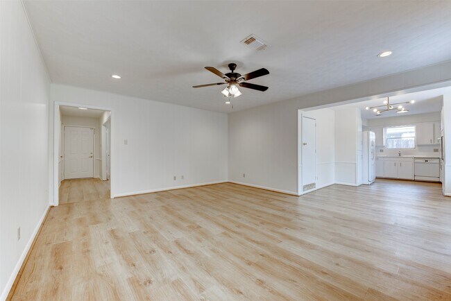 Building Photo - 3218 Crestdale Dr