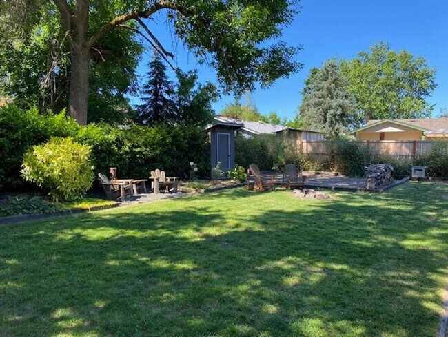 Building Photo - AVAILABLE FOR SHOWING ON 2/11