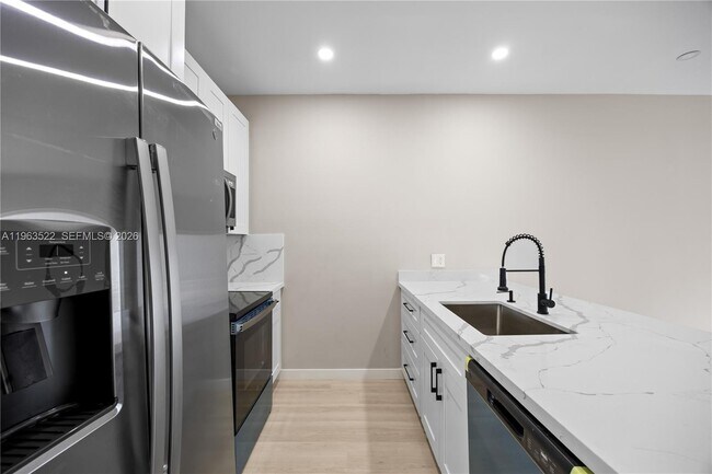 Building Photo - 630 NE 166th St