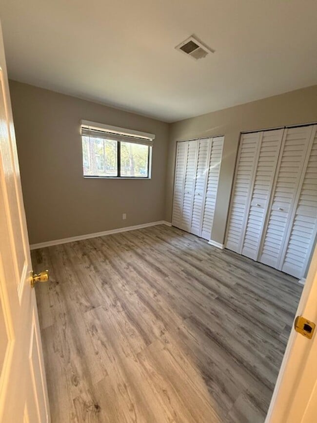 Building Photo - Woodlake Villa 213