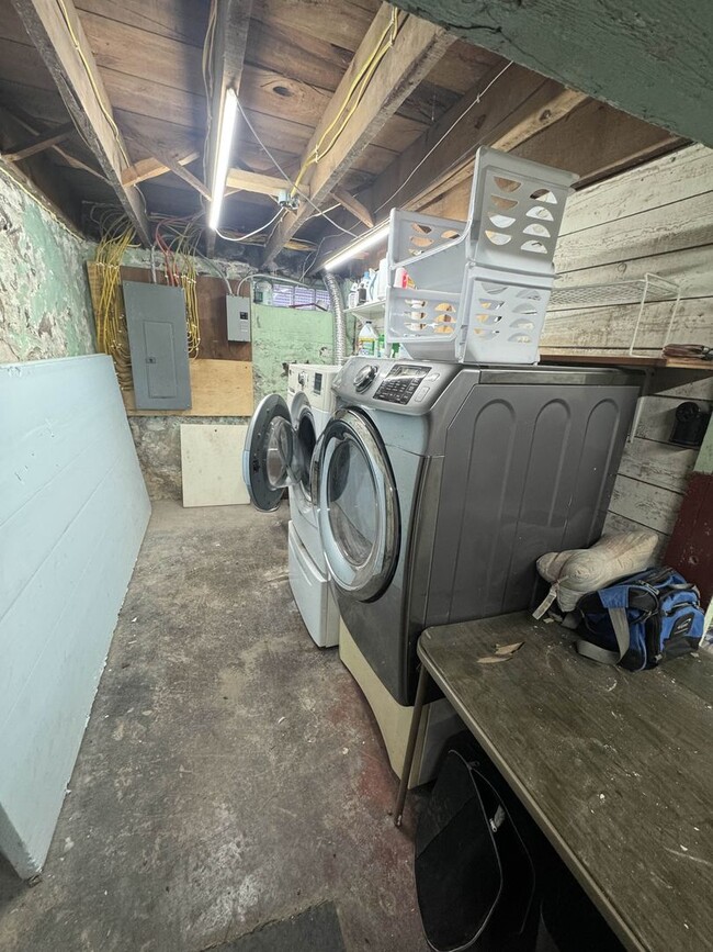 Building Photo - 3 Bedroom Freshly Renovated Family Home in Houghton