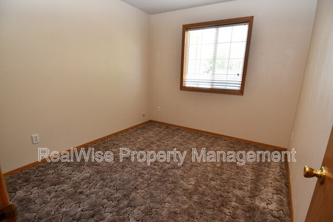 Building Photo - 116 SE Debbie Way