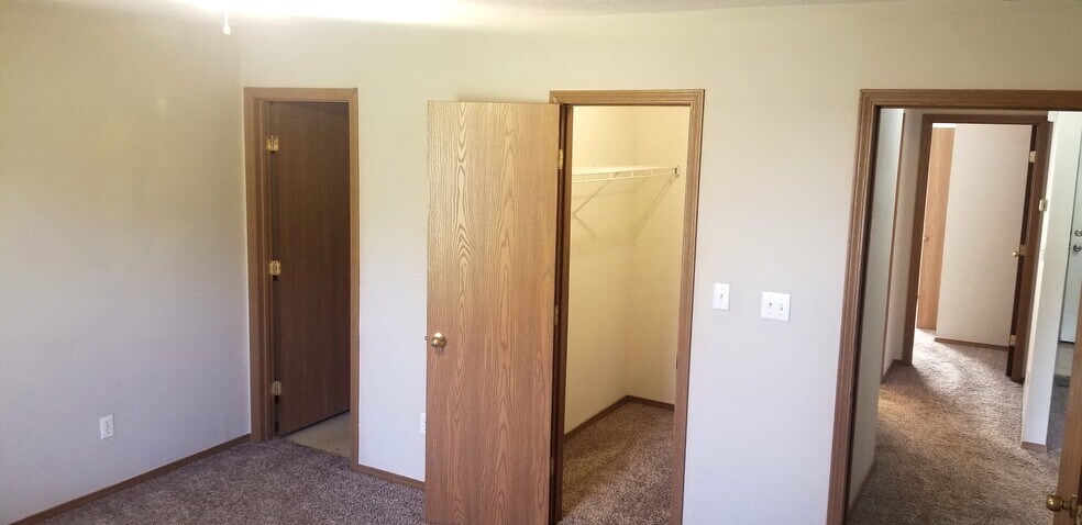 Building Photo - 813 N Pinewood Ave