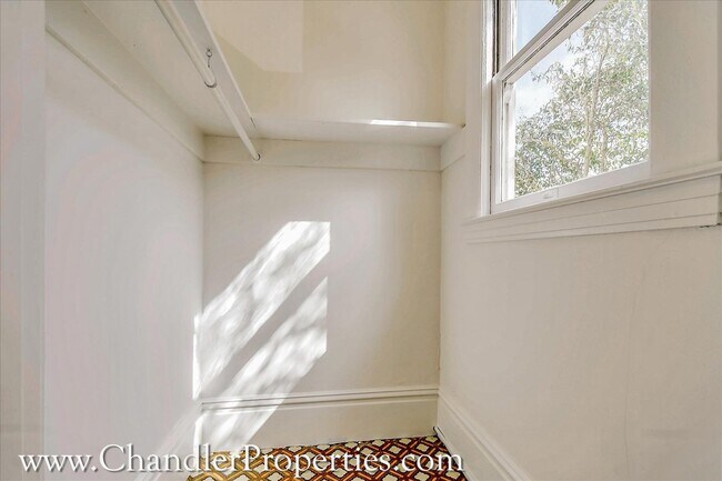 Building Photo - Bright & Sunny 2 Bedroom Flat with On-Site Laundry | Small Bonus Space
