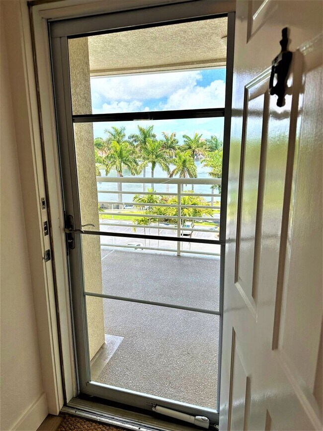 Building Photo - Gorgeous Updated Waterfront 2/2 Unfurnishe...