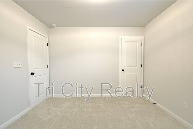 Building Photo - 504 Albertson Ave