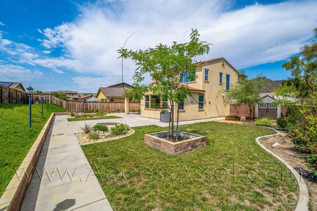 Building Photo - Stunning  Two-Story 4 Bed/3 Bath Home in B...