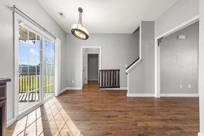 Building Photo - Towne Pointe