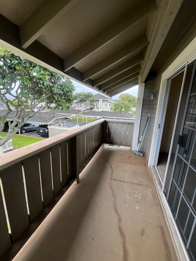 Building Photo - Very nice 2 bedroom, 1 bath unit with 2 pa...