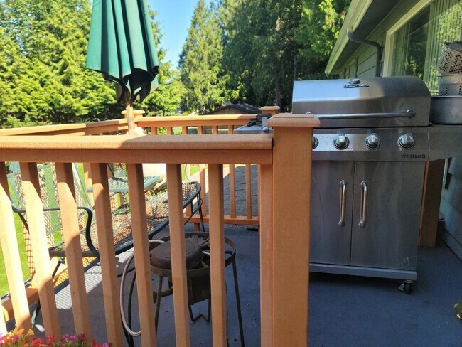 Building Photo - Central Kitsap Backyard Paradise!