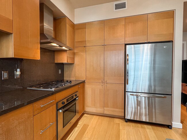 Building Photo - Beautiful 1 Bed 1 Bath Waterfront Condo w/...