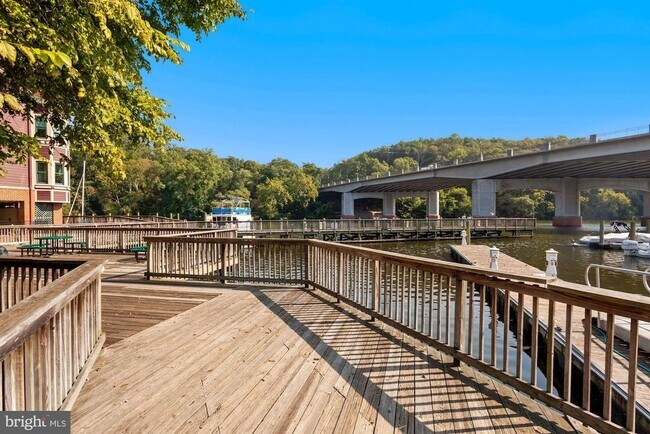 Building Photo - 1541 Colonial Dr