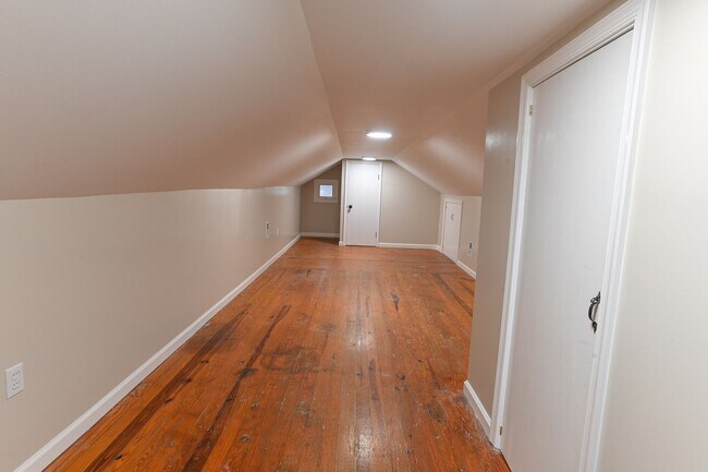 Building Photo - Charming Single Family in Camp Hill