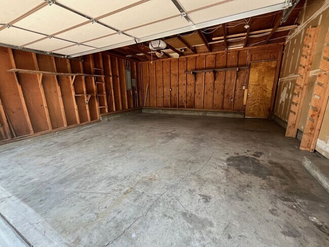 Building Photo - 2858 NE Daggett Ln