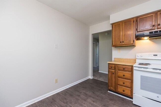 Building Photo - 3736 Camelot Dr