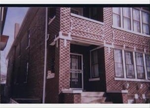 Building Photo - 6837 S Maplewood Ave