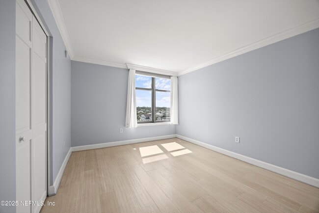 Building Photo - 2100 Ocean Dr S