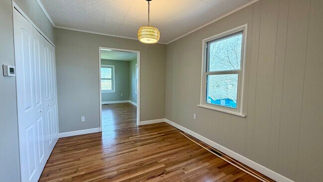 Building Photo - Spacious Updated 5BR Home with Flexible Living Options