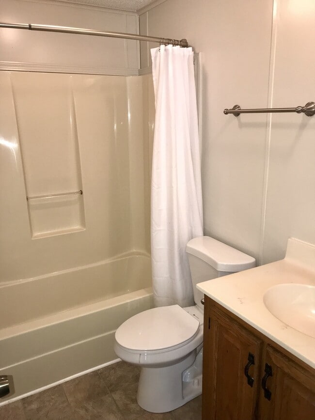 Building Photo - 3 Bedroom/2 Bathroom Home