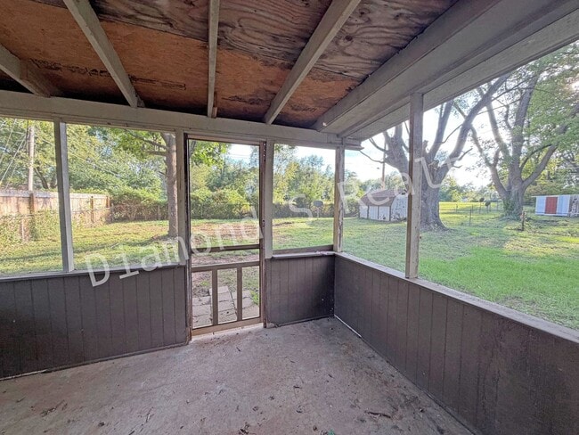 Building Photo - 3 Bedroom Home Located Near Sunset & Campbell