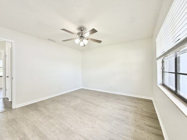 Building Photo - 5212 Peach Ave