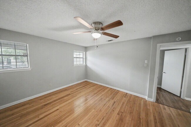 Building Photo - Classic Northeast San Antonio Gem with Two Living Areas - Realtor Commission: $500
