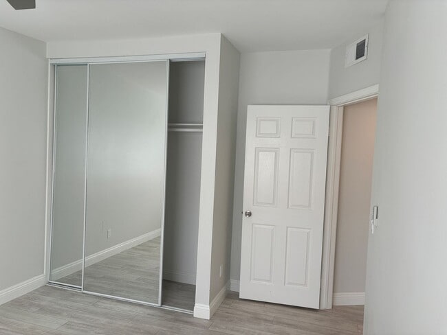 Building Photo - Spacious-Bright 3 Bedroom 2.5 Two story Bathroom Condo