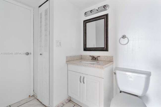 Building Photo - 3101 N Country Club Dr