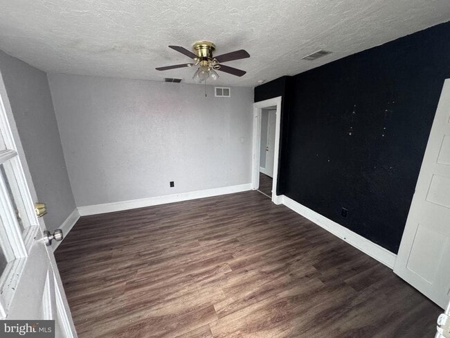 Building Photo - 25 E Main St