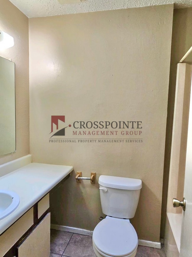 Building Photo - Tour Today! 2/1.5 Townhome in Longview