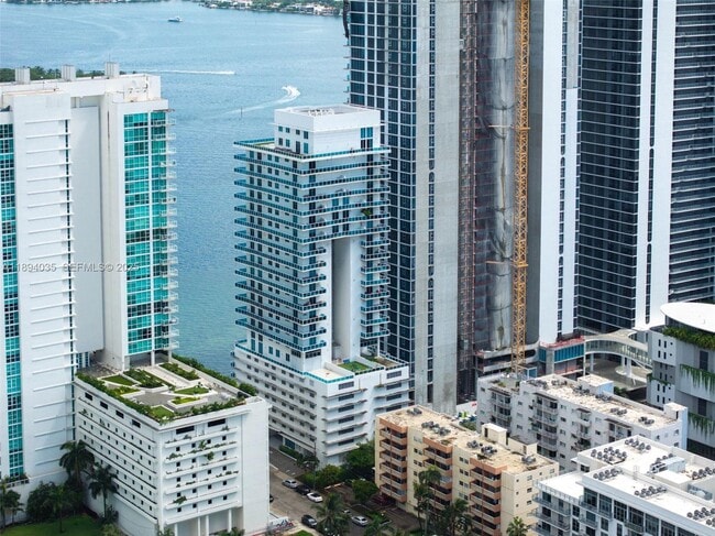 Building Photo - 700 NE 25th St