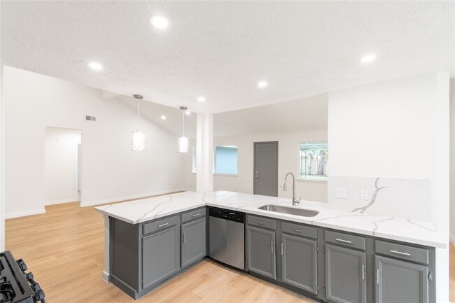 Building Photo - 15707 Amapola Dr