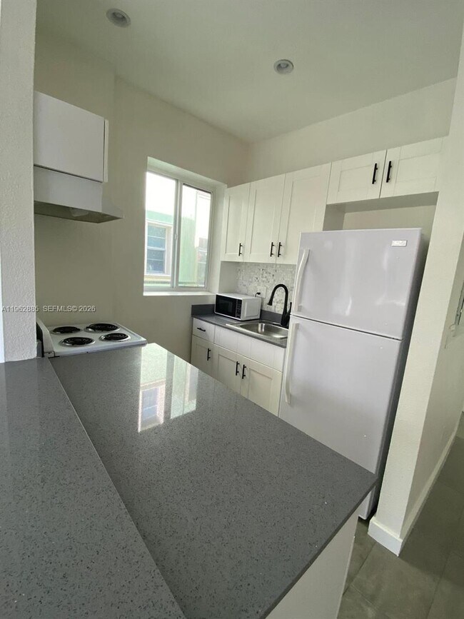 Building Photo - 628 SW 16th Ave