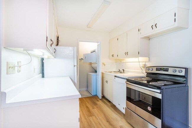 Building Photo - Convenient To Downtown Brevard